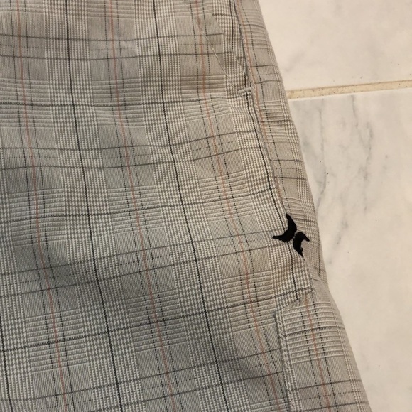 Hurley men’s plaid cream / grey shorts. Perfect for golf or the beach! EUC! - Picture 4 of 7